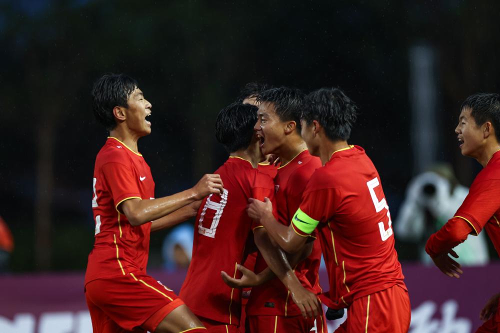 一场4-0！让意甲榜首易主：国米大胜登顶，争冠4强差3分米兰有戏